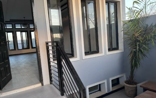 Villa neuve R+2 avec piscine à vendre à Saly